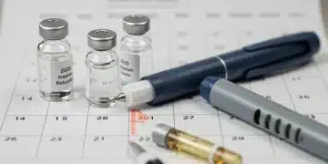 Insulin pen and vials with 2025 calendar and cost reduction symbols