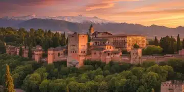 Alhambra de Granada al atardecer, un icono del patrimonio histórico español.