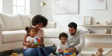 Familia feliz en casa con niños pequeños, simbolizando las ayudas a la crianza en España para 2026.