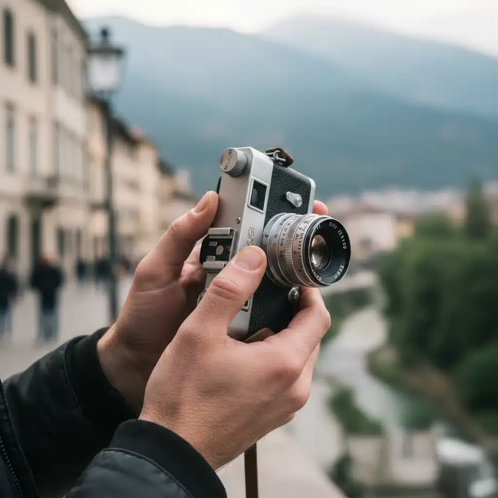 Manos de fotógrafo ajustando una cámara vintage en una exposición